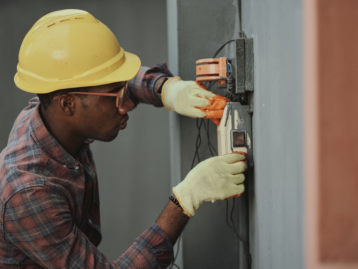 Técnico instalando equipo de domótica