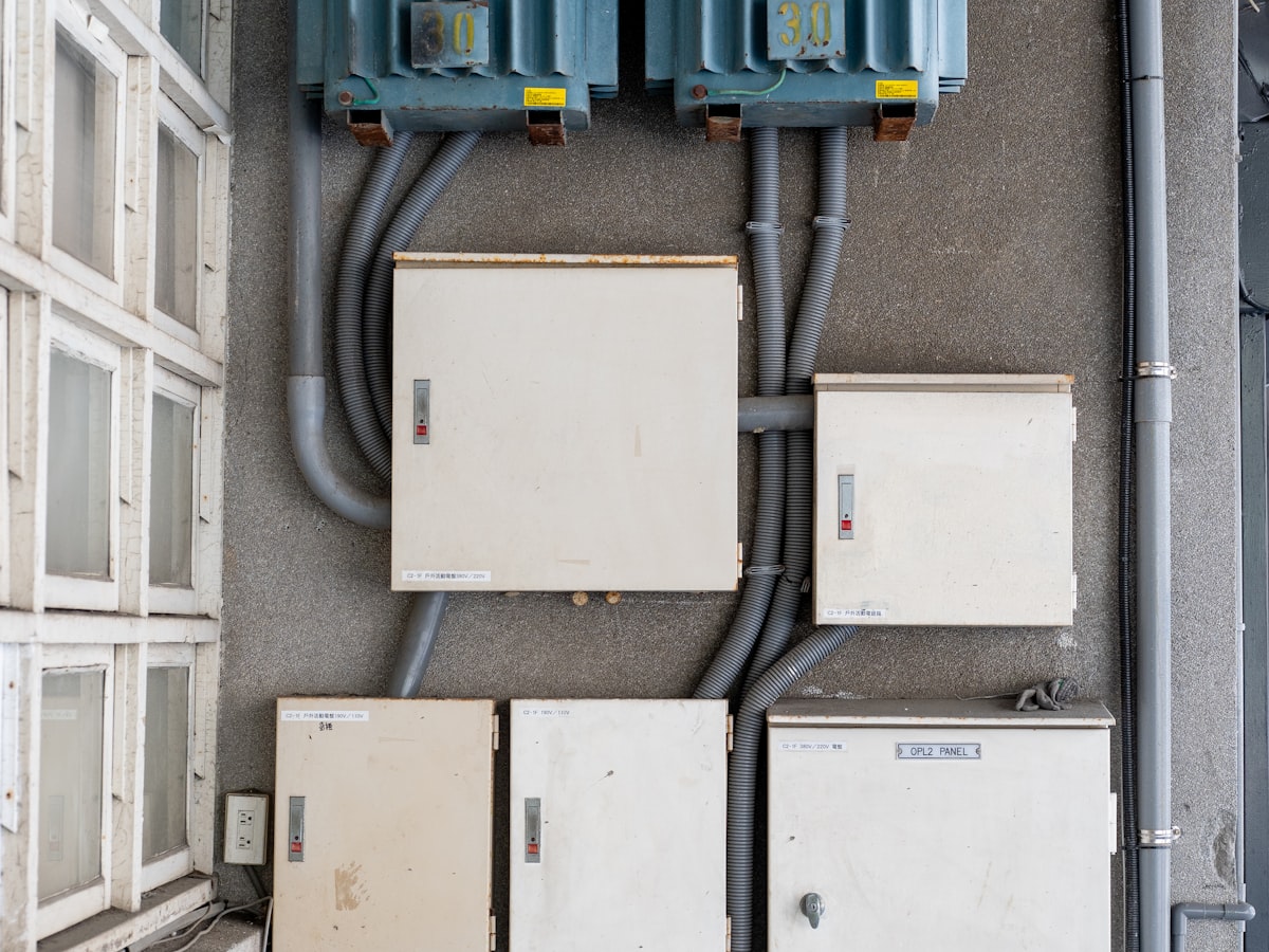 Instalación de componentes eléctricos en una vivienda