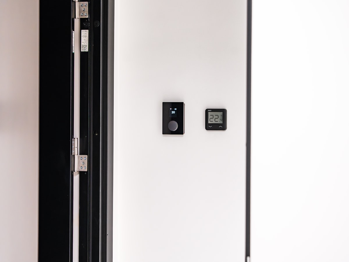 Panel de control domótico en la pared de una vivienda