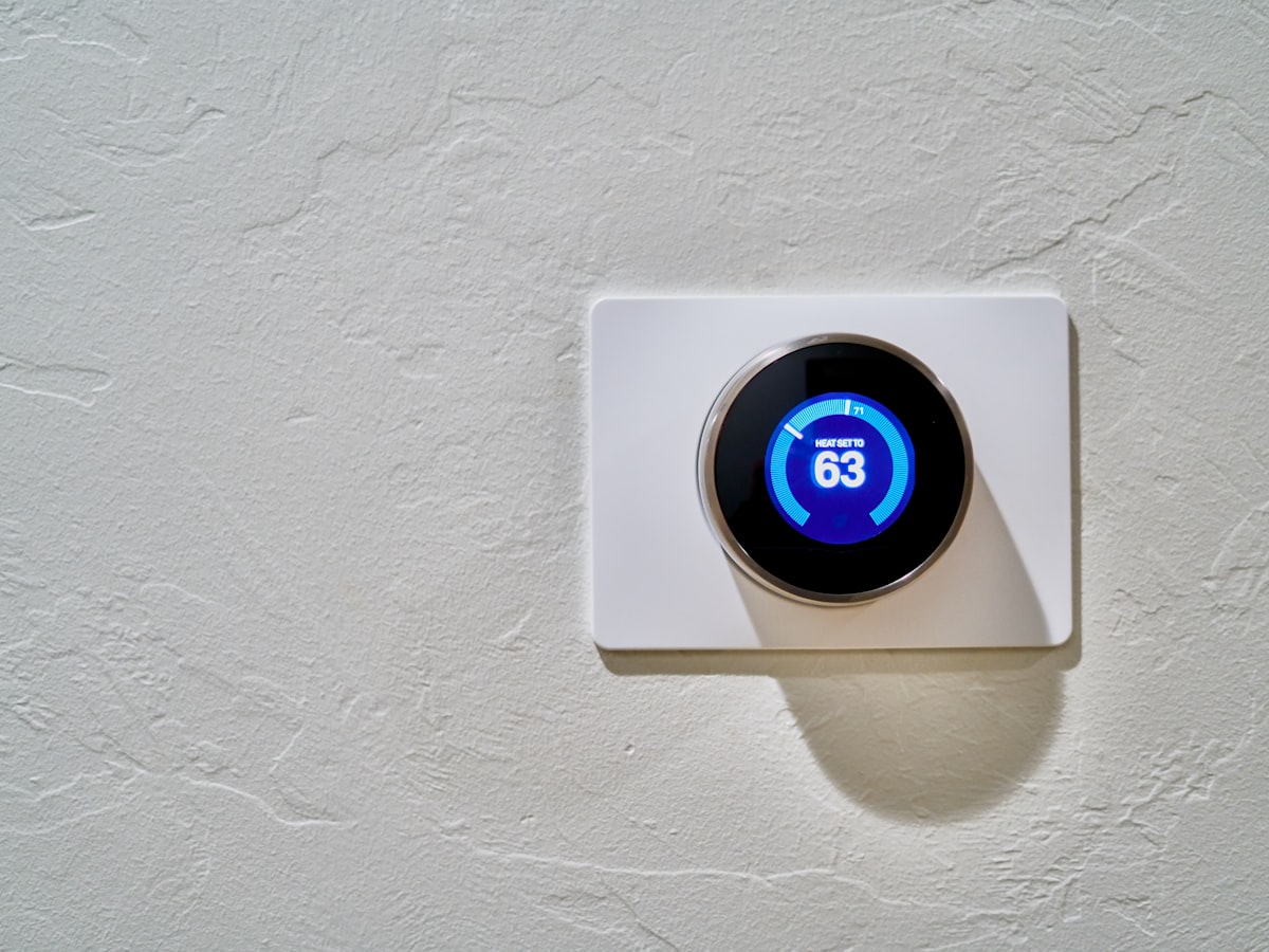 Sensor de temperatura inteligente instalado en la pared de un hogar